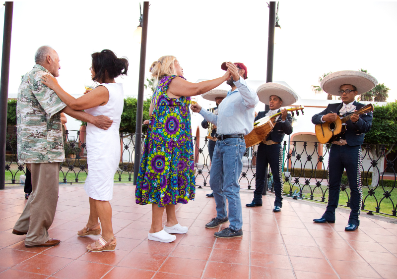 grupo de adultos mayores bailando