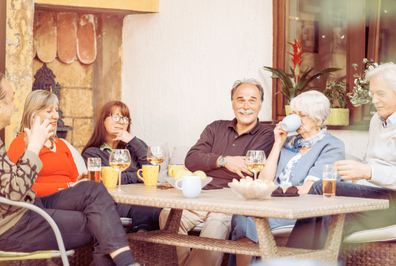 Adultos mayores en una reunión de amigos