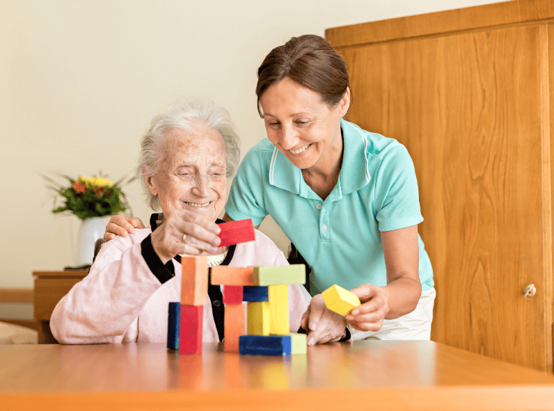 Adulta mayor en terapia ocupacional.