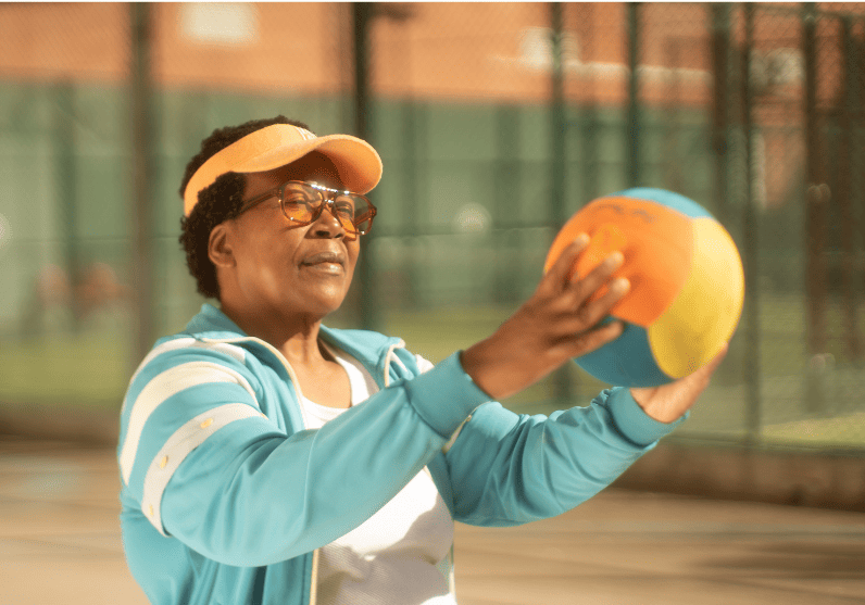 Adulta mayor jugando a la pelota