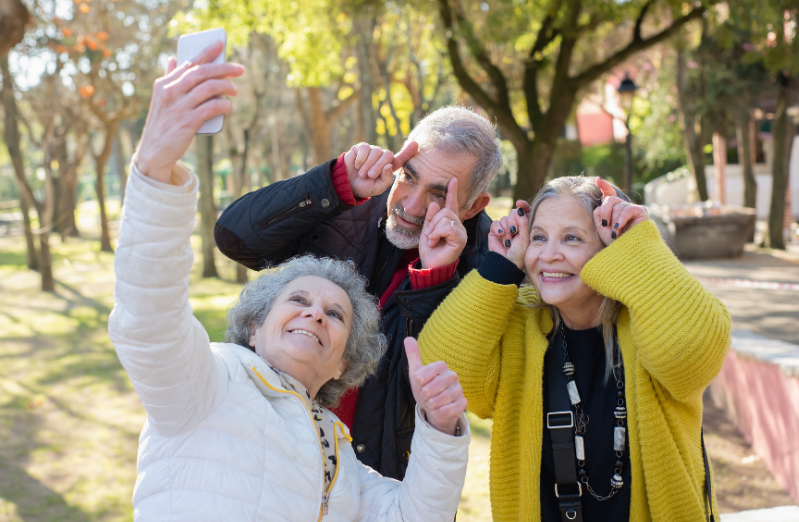 Adultos mayores felices 