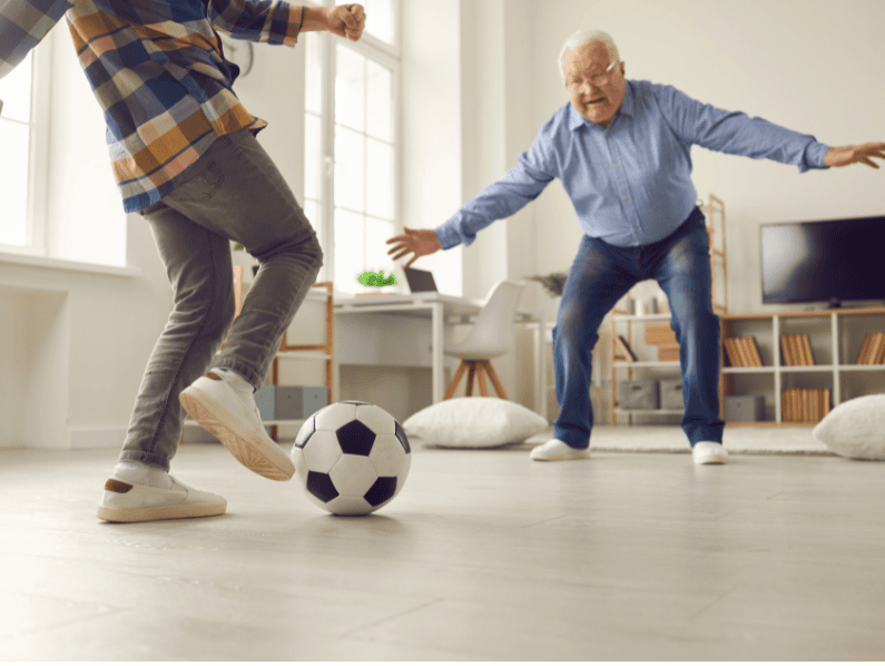 Adulto mayor jugando a la pelota. Motrocidad gruesa.