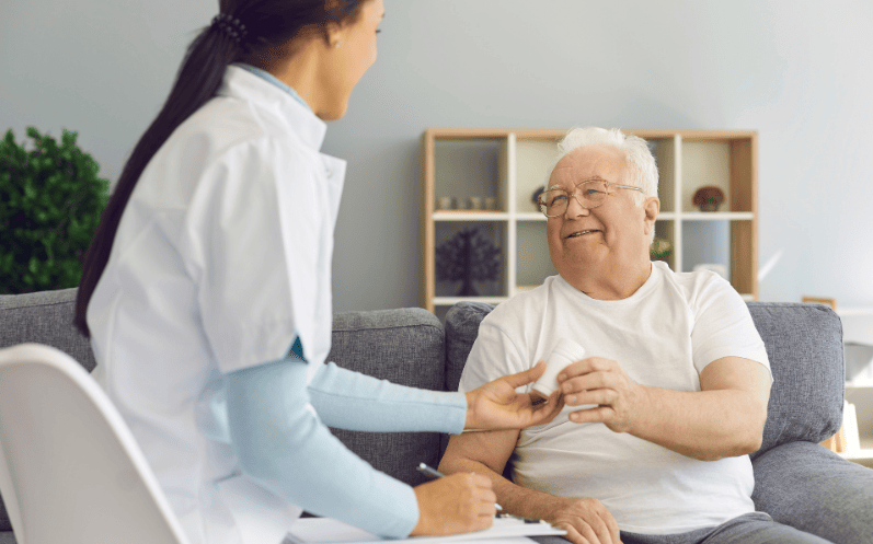 Adulto mayor con un profesional de la salud