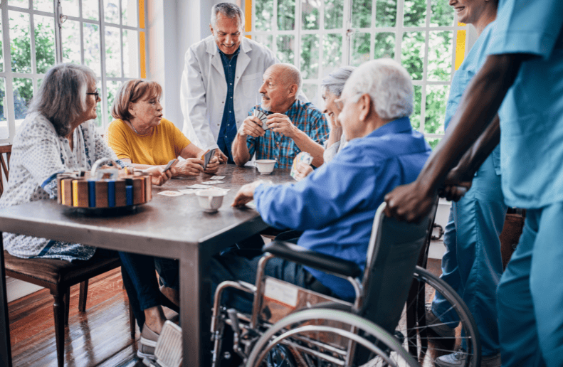 Adultos mayores compartiendo un rato agradable