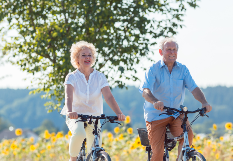 Adultos mayores andando en bicicleta.