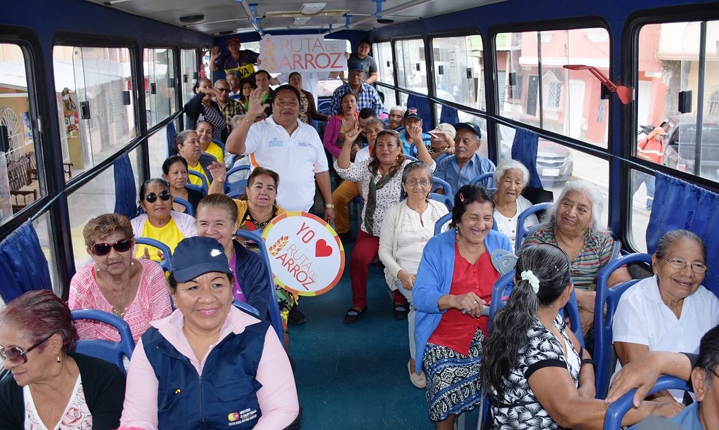 grupo de adultos mayores en un paseo. Motricidad gruesa,