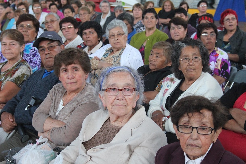 Grupo de adultos mayores en un evento