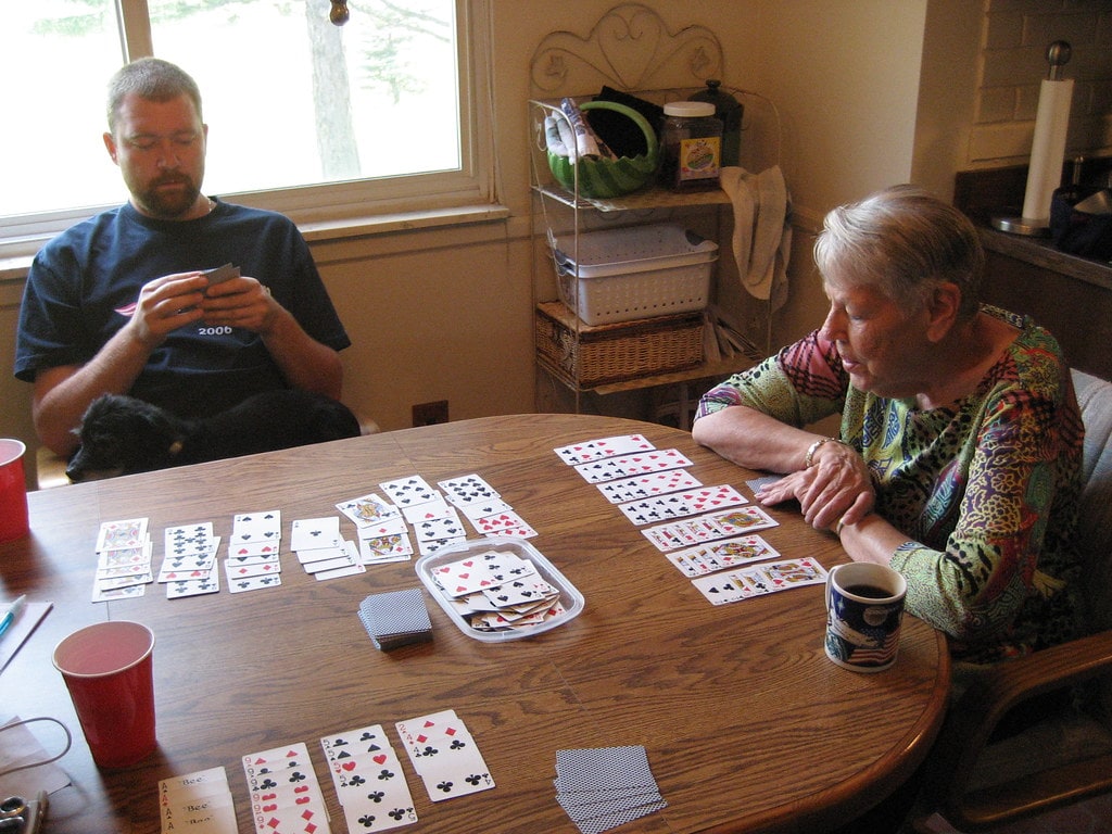 Adultos mayores jugando cartas. Estimulación cognitiva