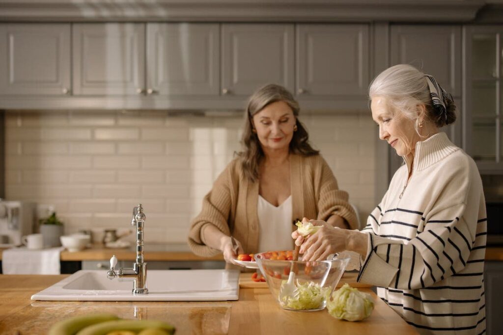 Adultos mayores cocinando 