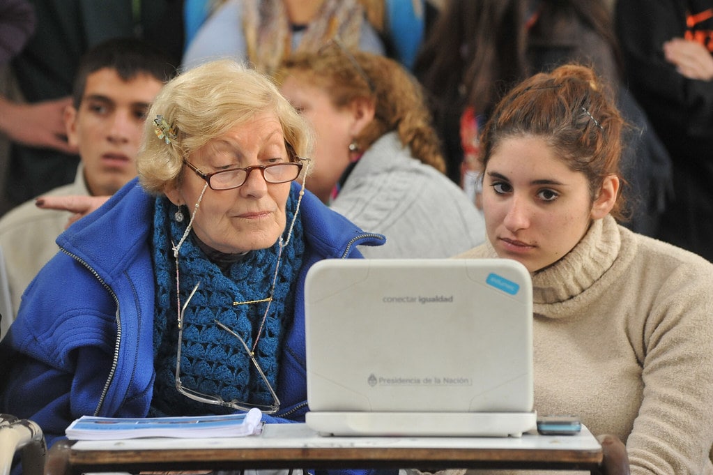 Abuela viendo un computador